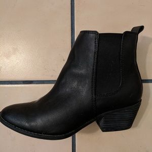 AE black ankle booties
